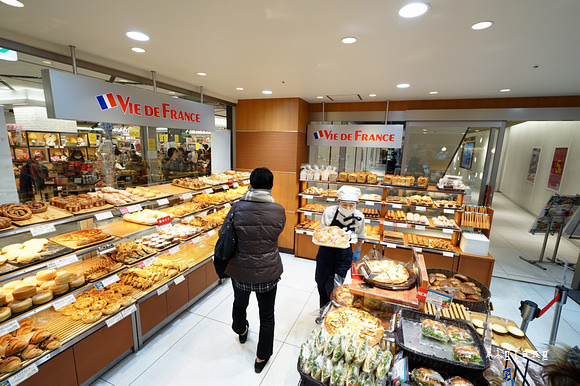 [京都駅早餐推荐] vie de france 面包 @ 面包香,选择多,室内还有座位