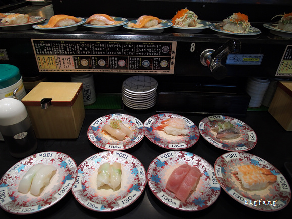 東京新宿美食 新宿元祖壽司新宿西口店 到日本就是要來試試平價迴轉壽司 樂活的大方 旅行玩樂學