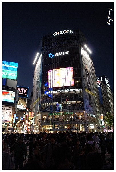 结果绿灯一亮,哇,人潮汹涌,这边平日人就很多了 如果晚上或假